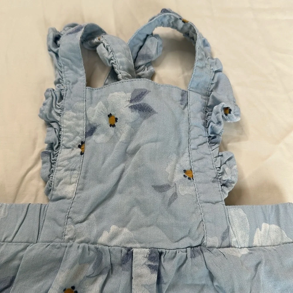 Carter’s Bundle of 2 baby girl size 6 month rompers. Both are in GREAT CONDITION